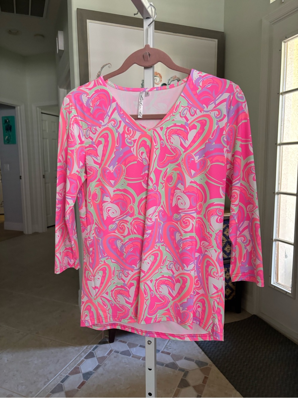 #009 Vibrant Pink Printed V-Neck Women's  SPF